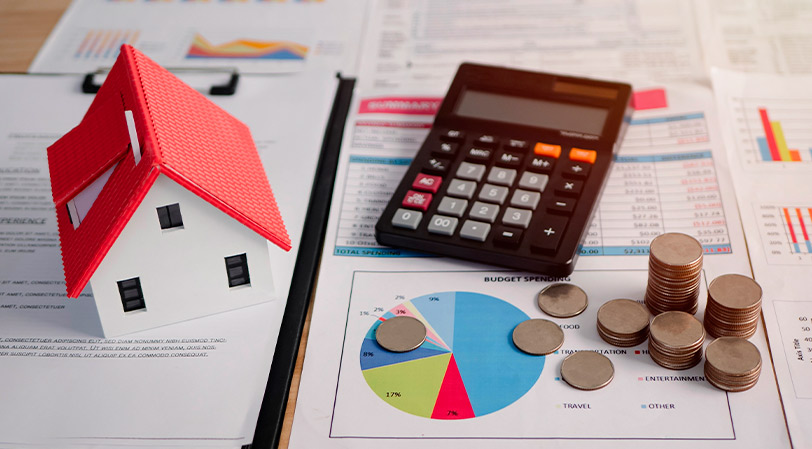 Visual guide on home buying with a mortgage, comparing the advantages and disadvantages of building versus buying in McAllen.
